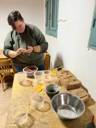 Stein restoring pottery