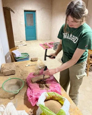  Processing mud bricks to be made into mortar for the conservation of the wall paintings in House B10.  
