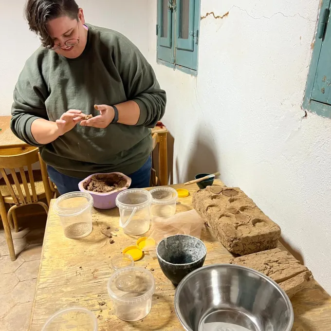 Stein restoring pottery