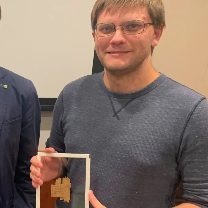 Sieving holding a papyrus fragment